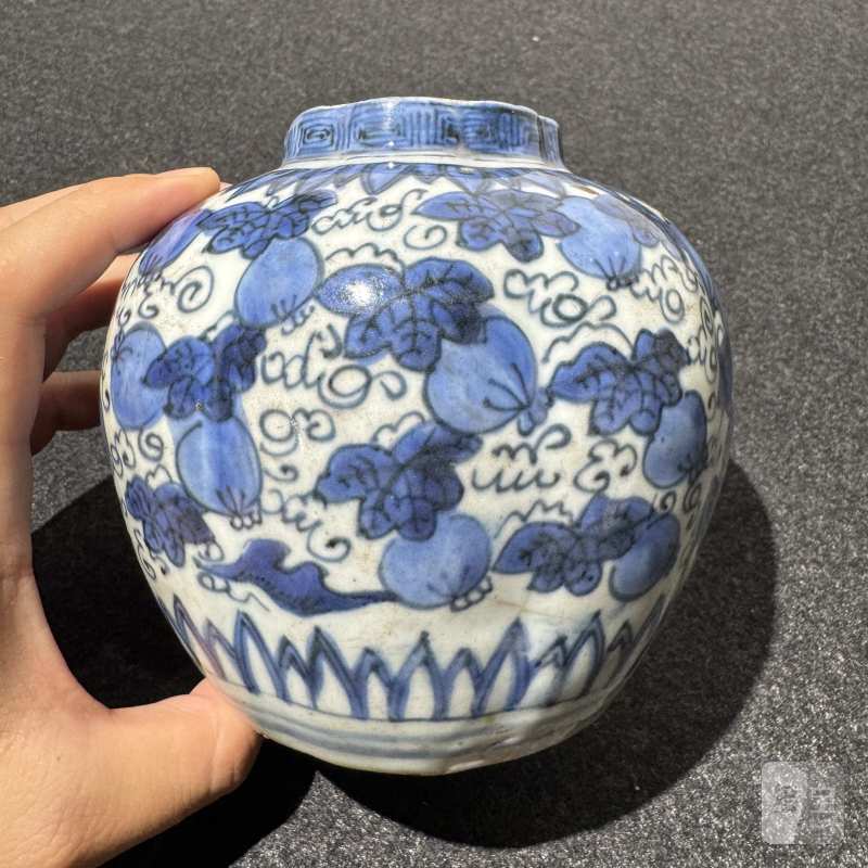 明万历 青花福禄万代纹瓜棱罐 - 图3